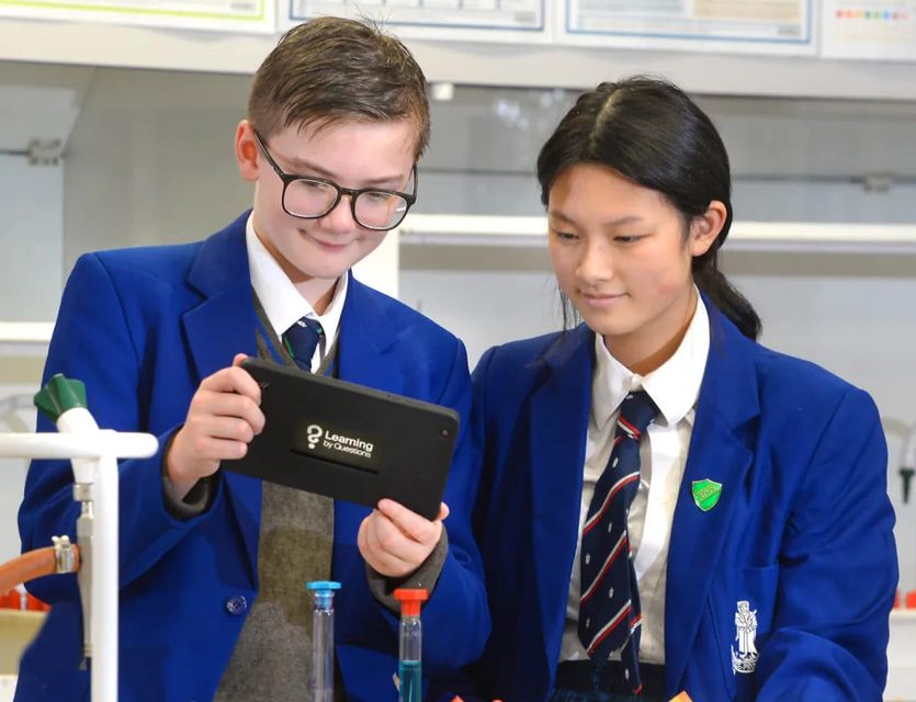 Pupils in a science lesson using Learning by questions